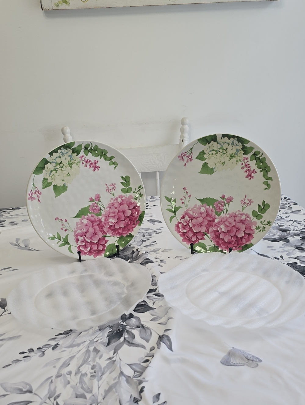 NWOT Temp-tations By Tara Set Of 2 Limited Edition Pink Hydrangeas Plates 10.5"